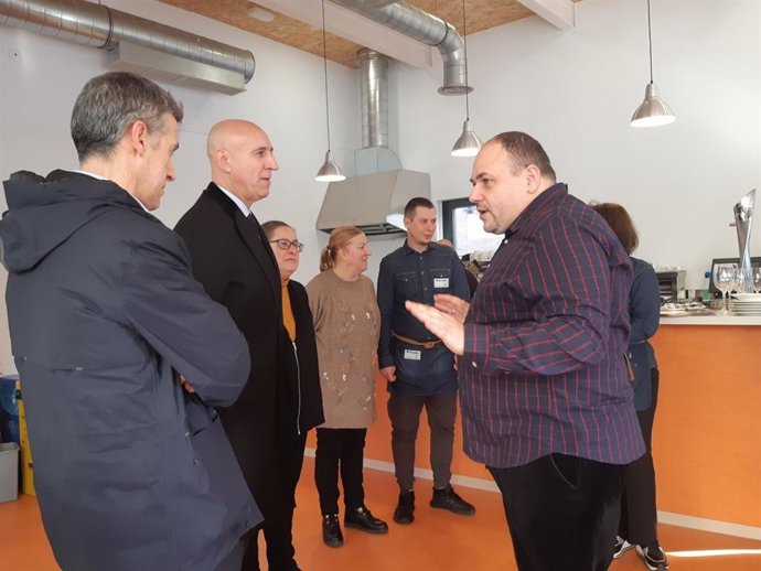 José Antonio Diez ( 2i), durante su visita al curso del Ildefe.