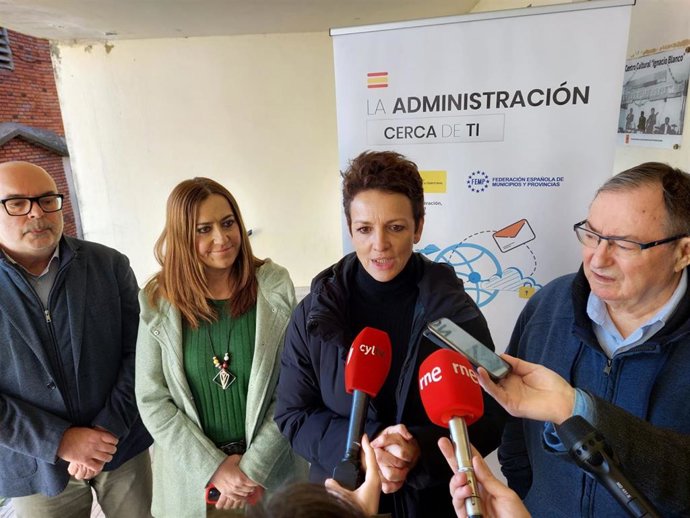 La secretaria general de Coordinación Territorial del Ministerio de Política Territorial, Miryam Álvarez Páez, atiende a los medios junto con la delegada del Gobierno en Castilla y León, Virginia Barcones.