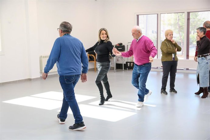 La alcaldesa de Toledo, Milagros Tolón, en el centro de mayores del Polígono