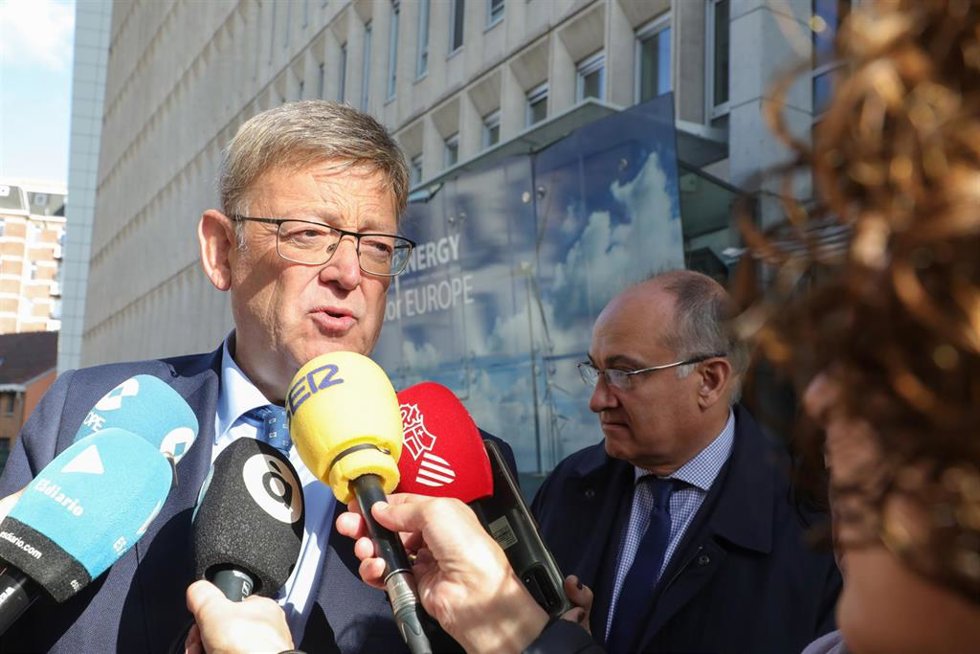 Archivo - El president de la Generalitat, Ximo Puig, atiende a los medios en Bruselas