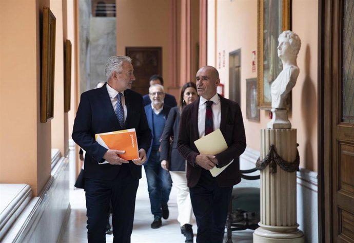 El alcalde de la ciudad, Antonio Muñoz (d), con el portavoz de Cs en el Ayuntamiento, Miguel Ángel Aumesquet (i), tras la reunión mantenida para el acuerdo del presupuesto municipal de Sevilla 2023.