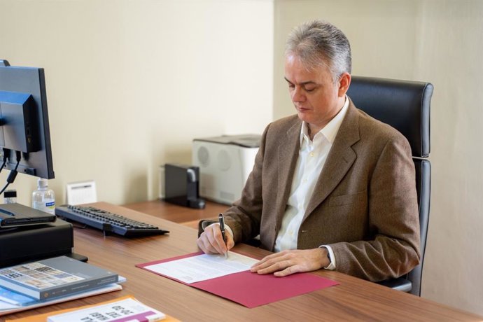 Archivo - El vicepresidente segundo y conseller de Vivienda y Arquitectura Bioclimática, Héctor Illueca en imagen de archivo