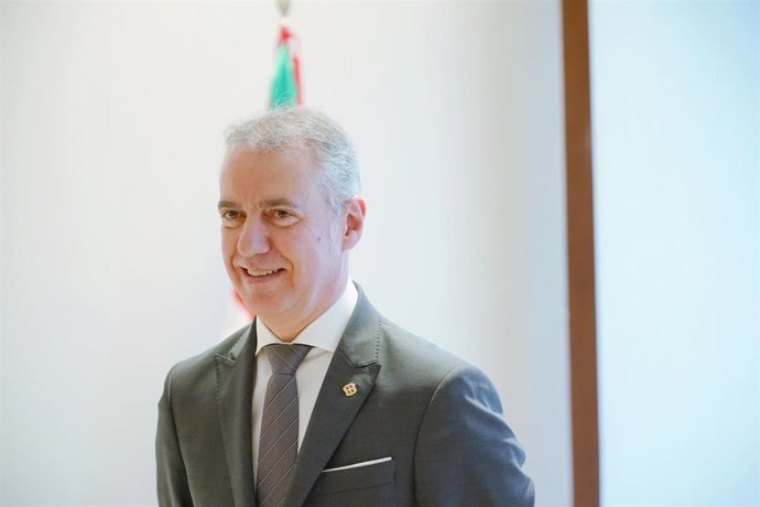 El Lehendakari, Iñigo Urkullu, durante su reunión con el presidente de Kutxabank, Antón Arriola, en Lehendakaritza, a 21 de diciembre de 2022, en Vitoria-Gasteiz, Álava, País Vasco (España). 