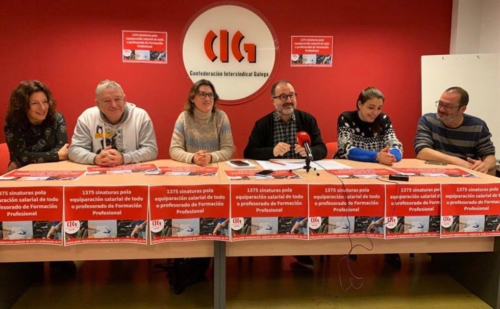 El secretario xeral de CIG-Ensino, Suso Bermello, y otros dirigentes del sindicato en rueda de prensa.