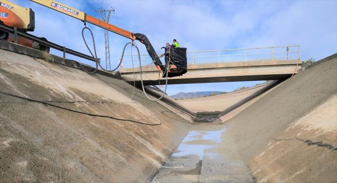 Archivo - La CHS realiza labores de conservación y mantenimiento en el canal del Postrasvase Tajo-Segura