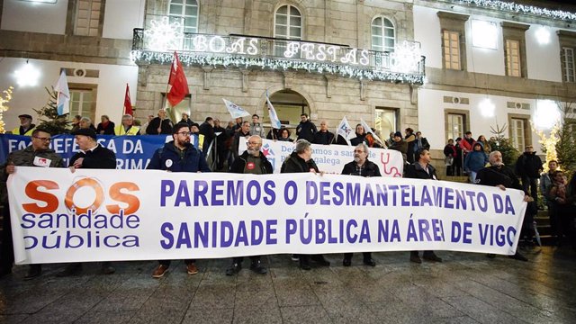 Archivo - Un grupo de personas con pancartas en una manifestación en defensa de la atención primaria, a 30 de noviembre de 2022, en Vigo, Pontevedra, Galicia.