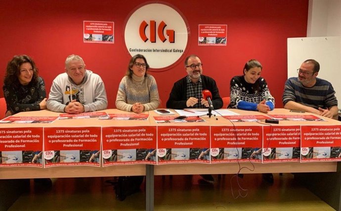O secretario xeral de CIG-Ensino, Suso Bermello, e outros dirixentes do sindicato en rolda de prensa.