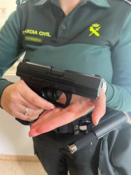 La Guardia Civil detiene a un menor que encañonó a un agente con una pistola simulada.