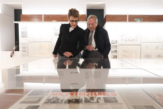 La presidenta de Navarra, María Chivite, junto al arquitecto Rafael Moneo.