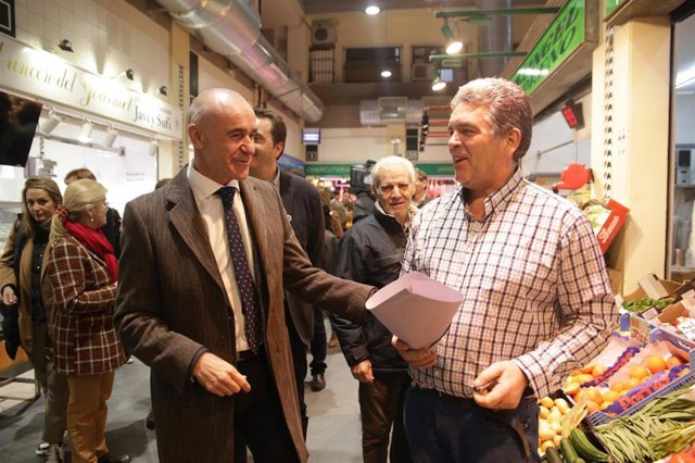 El alcalde de Sevilla, Antonio Muñoz, en el mercado de abastos de Pino Montano.