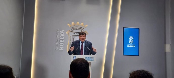 El alcalde de Huelva, Gabriel Cruz, en rueda de prensa.