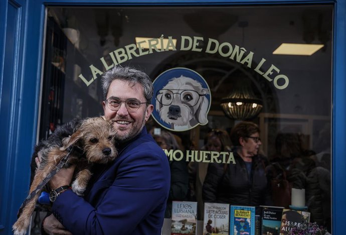 El escritor Máximo Huerta posa con Doña Leo en la apertura de su librería en Buñol (Valencia) 