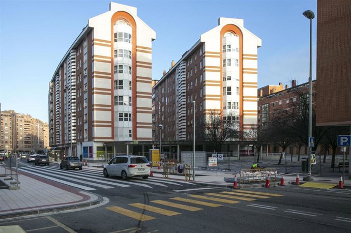 Imagen de la renovación del nuevo paso peatonal que mejora la conexión del boulevar Premín de Iruña.