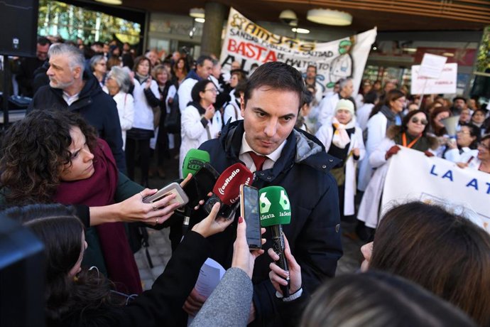 Archivo - El portavoz del PSOE en la Asamblea de Madrid, Juan Lobato, realiza declaraciones a los medios tras hablar con unos manifestantes que exigen la mejora de la Atención Primaria en la Sanidad Pública, frente a la Asamblea de Madrid, a 1 de diciem