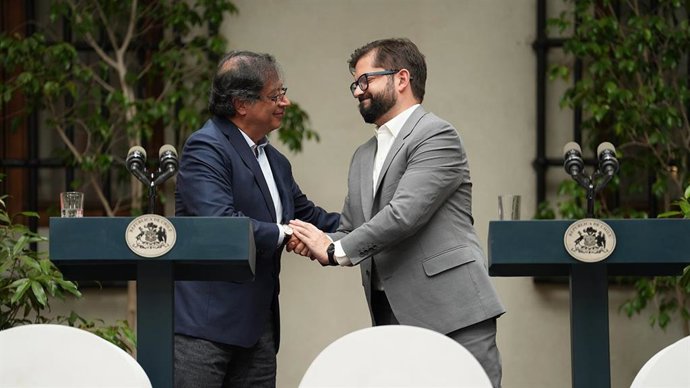 Saludo entre los presidentes de Colombia, Gustavo Petro, y Chile, Gabriel Boric