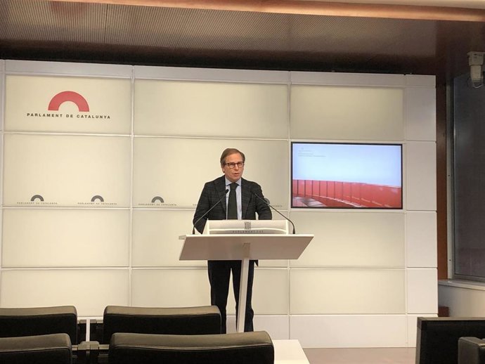 El portavoz de Vox en el Parlament, Joan Garriga, en rueda de prensa este martes en el Parlament.
