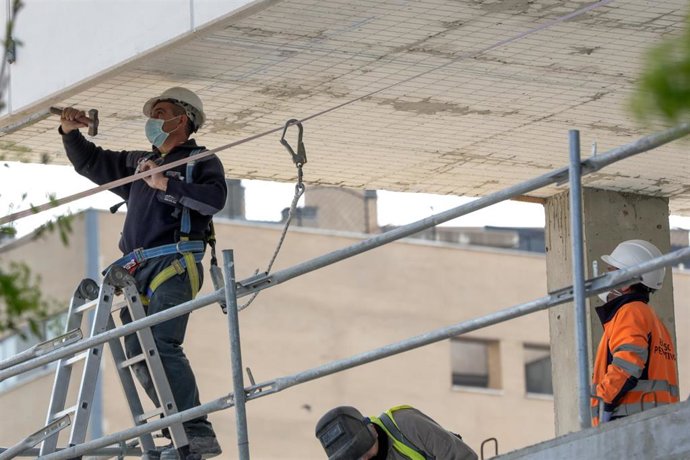 Archivo - Varios trabajadores en una obra