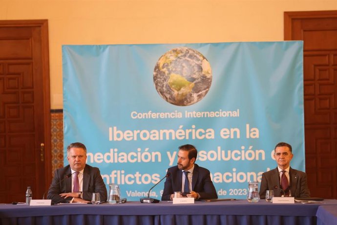 El embajador de Ucrania ante la ONU Sergiy Kyslytsya (I) en Valncia