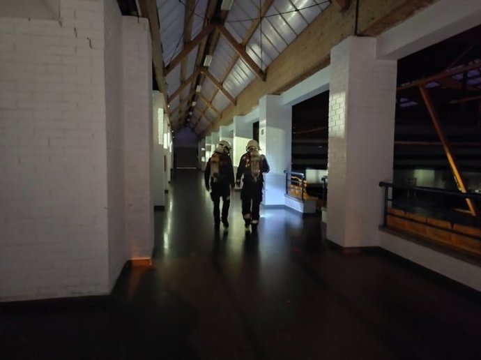 Bomberos en el polideportivo Majori de Ordizia (Gipuzkoa)