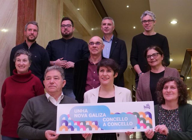 Foto de Ana Pontón, portavoz nacional del BNG, junto a los candidatos de las siete ciudades gallegas y las dos responsables del área de municipal de la Executiva del BNG