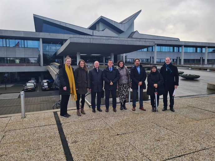 El consejero Irujo junto con la delegación navarra y representantes de Noord Brabant, durante su visita al EDIH de esa región.