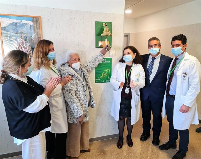 El Hospital Universitario Clínico San Cecilio de Granada cuenta desde este martes con su 'Campana de los sueños' .