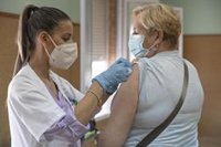 Andalucía inyecta más de 1,8 millón de vacunas de la gripe y más de 1,3 de recuerdo ante la Covid desde octubre