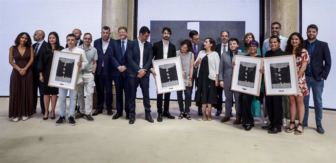Archivo - Foto de familia, el presidente de la Generalitat, Ximo Puig (7i) y la directora de 'El País', Pepa Bueno (11i), posan junto a los premiados durante la entrega de la 39 edición de los Premios Ortega y Gasset de Periodismo 2022, en el Palacio de