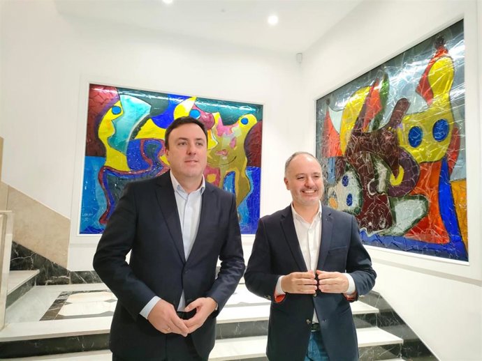 El secretario xeral del PSdeG, Valentín González Formoso, junto al delegado del Estado Consorcio Zona Franca Vigo, David Regades.