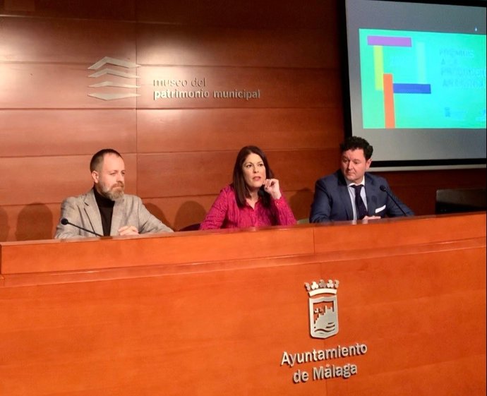 La concejala de Cultura, Noelia Losada, junto al responsable territorial de la Fundación la Caixa, Juan Carlos Barroso, y el director comercial de Caixabank  de Andalucía Oriental Sur, Gerardo Cuartero, ha anunciado los premiados.