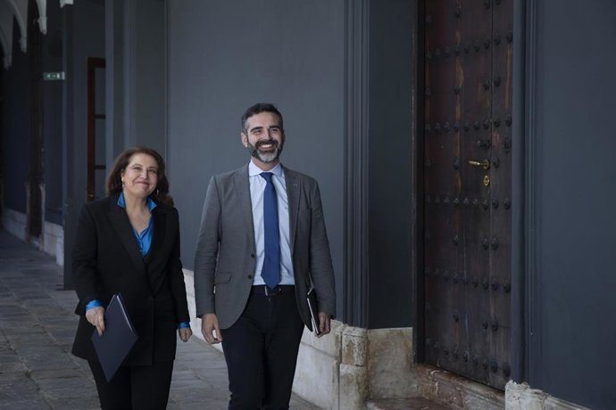 El consejero de Sostenibilidad, Medio Ambiente y Economía Azul y portavoz del Gobierno, Ramón Fernández-Pacheco,  junto a La Consejera de Agricultura, Agua y Desarrollo Rural, Carmen Crespo Díaz, a su llegada a la rueda de prensa posterior al Consejo de