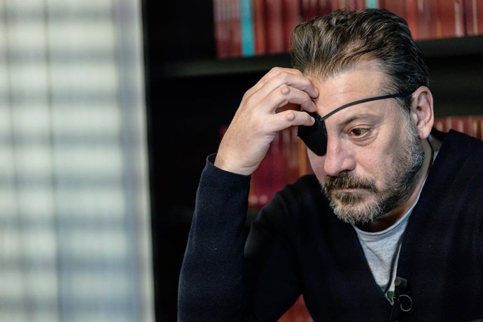 El escritor Ray Loriga durante una entrevista para Europa Press  para presentar su libro Cualquier verano es un final, a 10 de enero de 2023, en Madrid (España). Con el libro, Ray Loriga compone una sinfonía sobre la amistad, el amor y el final de la 