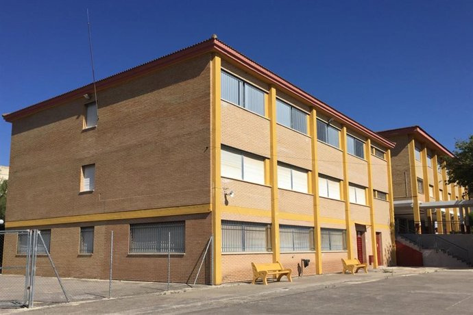 Vista del IES Pintor José María Fernández, cuyas instalaciones serán ampliadas por la empresa Sardalla Española S.A. En un periodo previsto de seis meses desde el inicio de las obras.