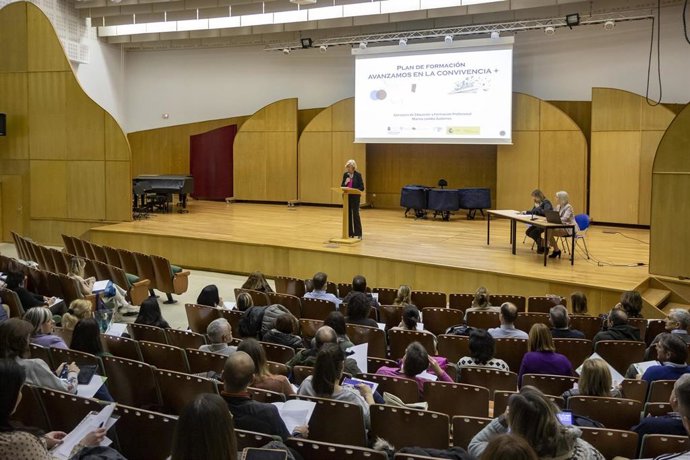 La consejera de Educación, Marina Lombó, inaugura el programa 'Avanzamos en la Convivencia +'