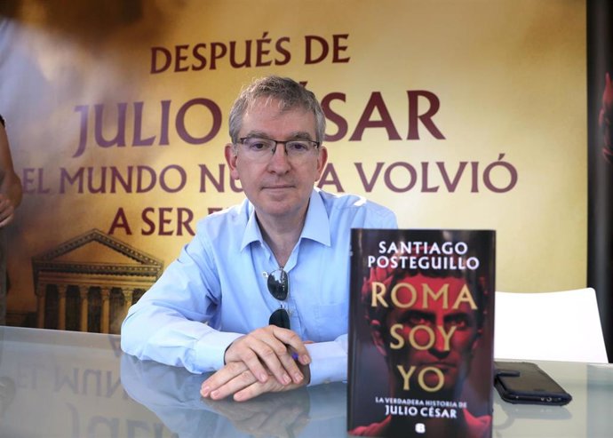 Archivo - El escritor Santiago Posteguillo firma su libro 'Roma soy yo' (archivo)