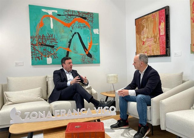 El secretario xeral del PSdeG, Valentín González Formoso, junto al delegado del Estado Consorcio Zona Franca Vigo, David Regades.