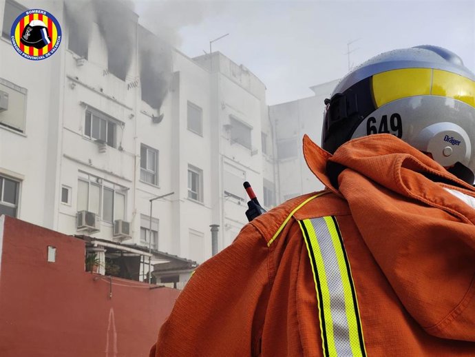 Archivo - Un bombero durante el incendio de una vivienda, en una imagen de archivo