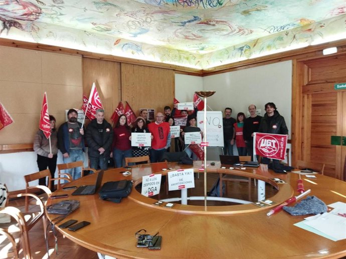 Delegados de CCOO y UGT se encierran en el Edificio Pignatelli contra el despido de trabajadores del IASS.