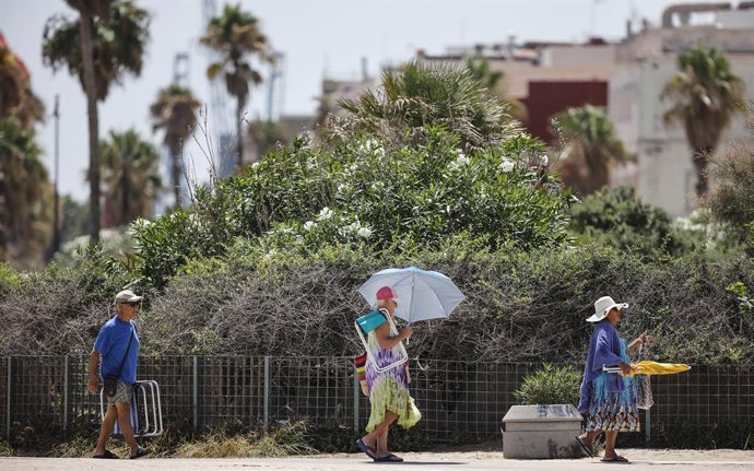 Archivo - Bañistas se dirigen a la Playa de la Malvarrosa, a 12 de agosto de 2022, en Valencia, Comunidad Valenciana (España). Una DANA establecida en la Península Ibérica está provocando aumento de temperaturas en la parte este del país. Para hoy  la A