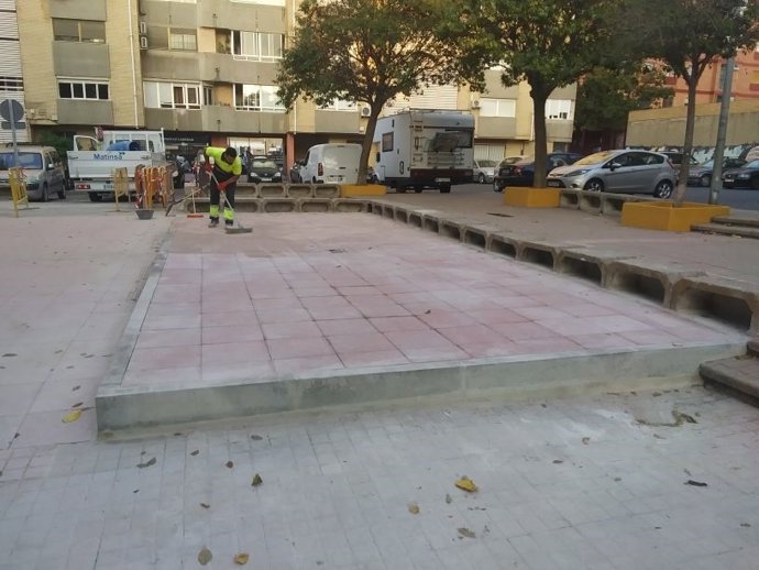 Obras de mantenimiento en la plaza La Serrana de Huelva.
