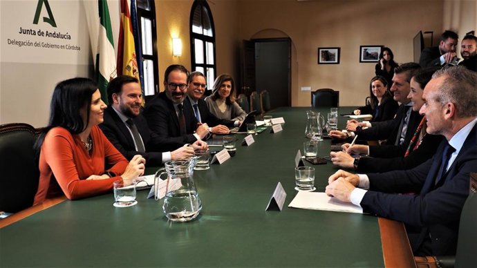 Molina (izda, centro), junto a los delegados territoriales de la Junta de Andalucía en Córdoba.