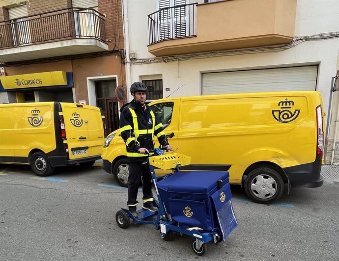 Archivo - Correos prueba un nuevo carro de reparto asistido en Girona y en Figueres (Girona)