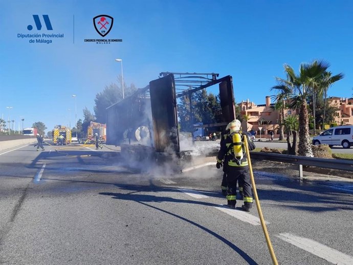 Bomberos del CPB, en el incendio de un camión en la A-7 en Estepona
