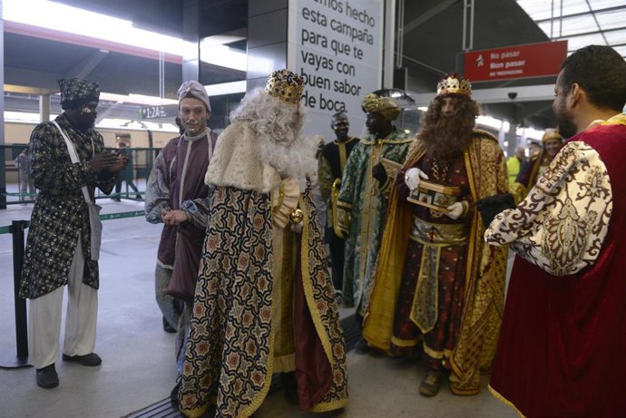 Los Reyes Magos ha su llegada a la estación de tren  durante la cabalgata de Reyes 2023, a 5 de enero de 2023, en Ourense, Galicia (España). Los Reyes Magos han llegado a la ciudad en AVE, igual que el año pasado. Al bajar del tren, se han encontrado co