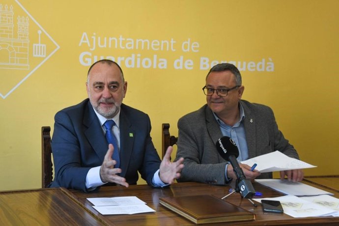 El president d'FGC, Toni Segarra, i l'alcalde de Guardiola de Bergued, Josep Lara