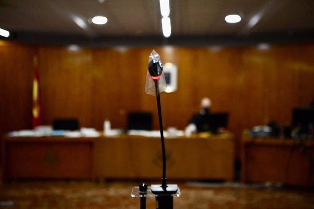 Archivo - Un micrófono en la sala durante un juicio