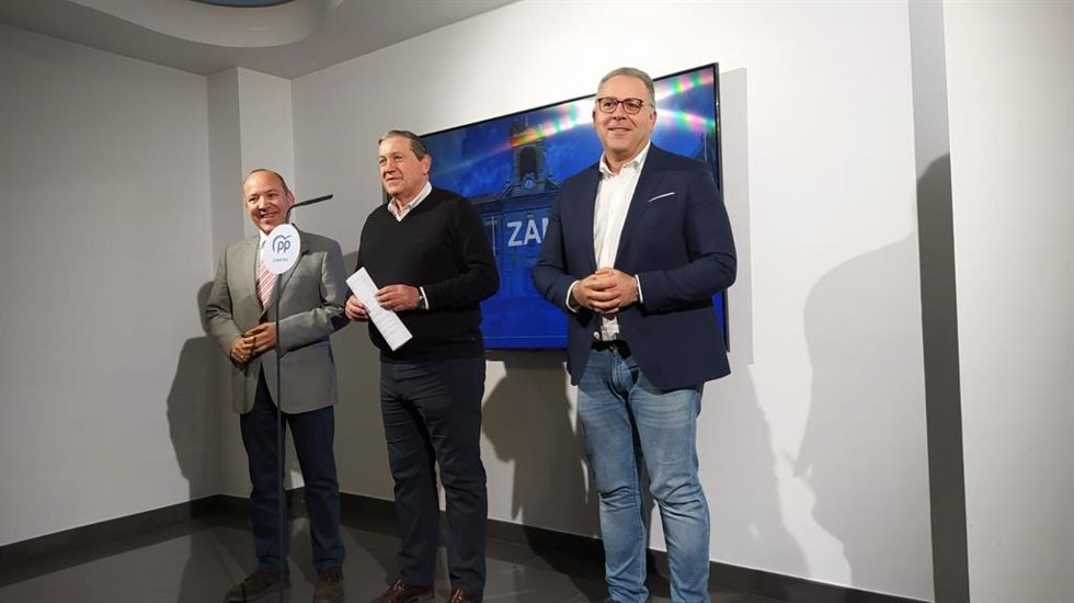 Prada, en primer plano, junto a Faúndez y Barrios.
