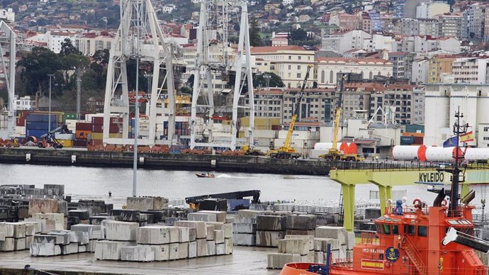 La zona del Puerto de Vigo, a 10 de enero de 2023, en Vigo, Pontevedra, Galicia (España). Un hombre de unos 60 años de edad ha sido rescatado sin vida hoy tras caer al agua el camión que conducía en la zona del Puerto de Vigo. Según fuentes del 112 Gali