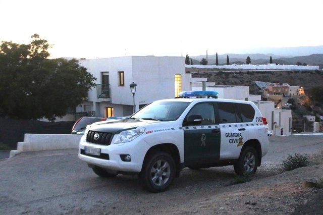 Un coche patrulla en la calle Ossetia del Norte, en Gádor (Almería), donde se perpetró el crimen