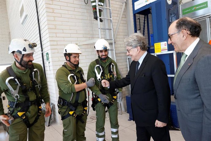 El presidente de Iberdrola, Ignacio Galán, y el comisario europeo de Industria, Thierry Breton